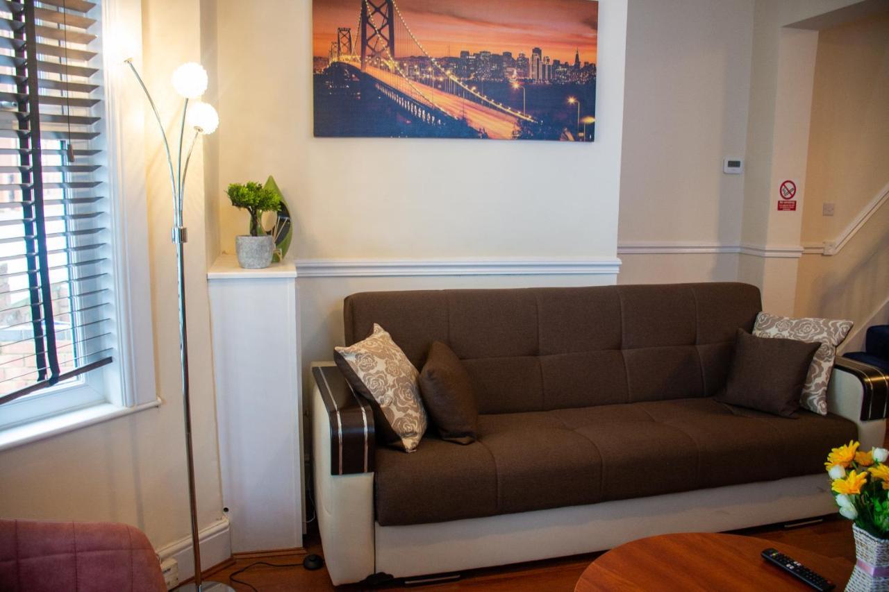 Royale Green View House- Free Parking, Wifi, Perfect For Contractors And Holiday 노샘프턴 외부 사진